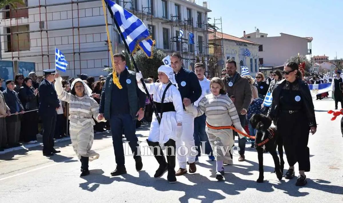 25η Μαρτίου: Μαθήτρια Ειδικού Σχολείου στη Λήμνο έκανε παρέλαση με τον σκύλο – βοηθό της!