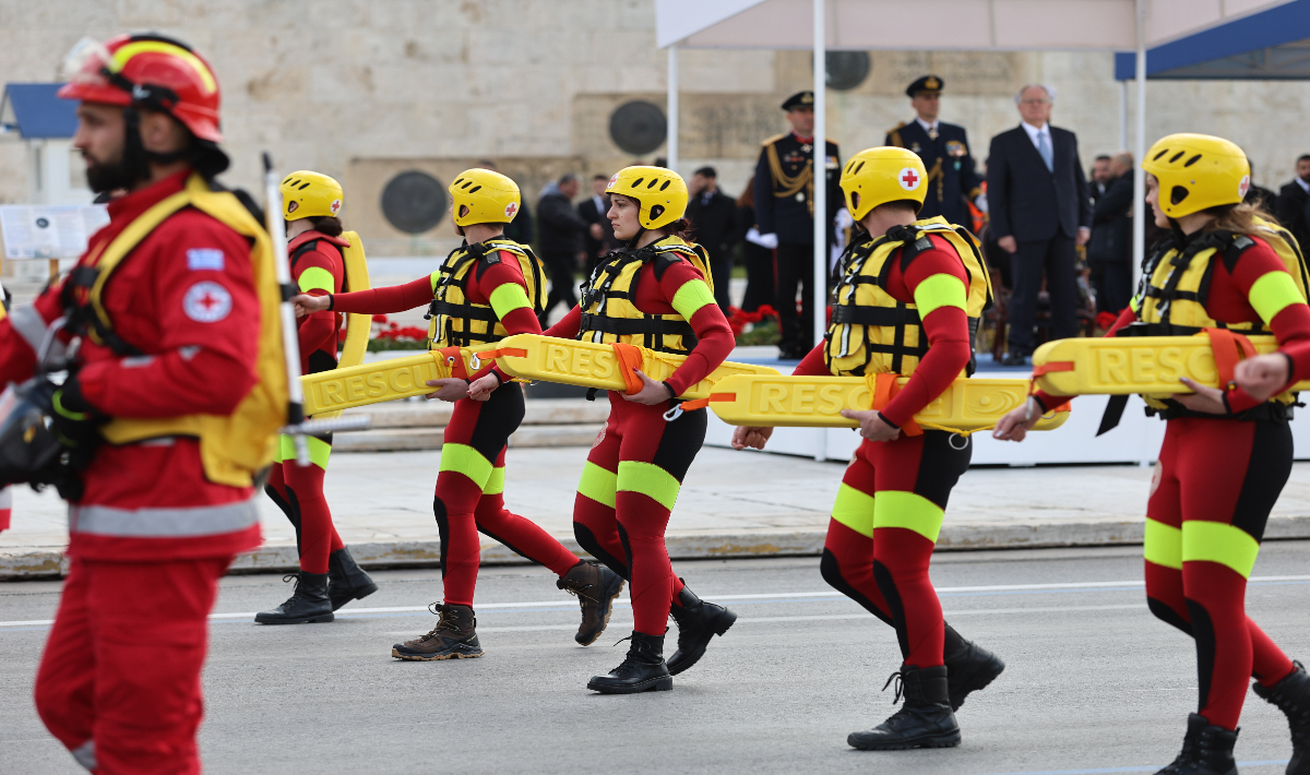 Σε εξέλιξη η μεγάλη στρατιωτική παρέλαση στο Σύνταγμα (Live)