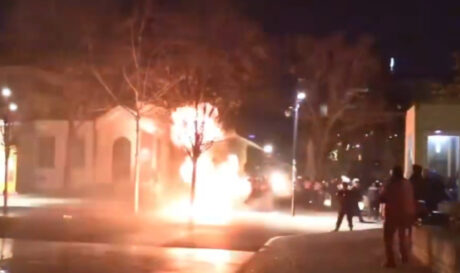 Αλβανία: Μολότοφ και συγκρούσεις με την αστυνομία σε διαμαρτυρία της αντιπολίτευσης (βίντεο)