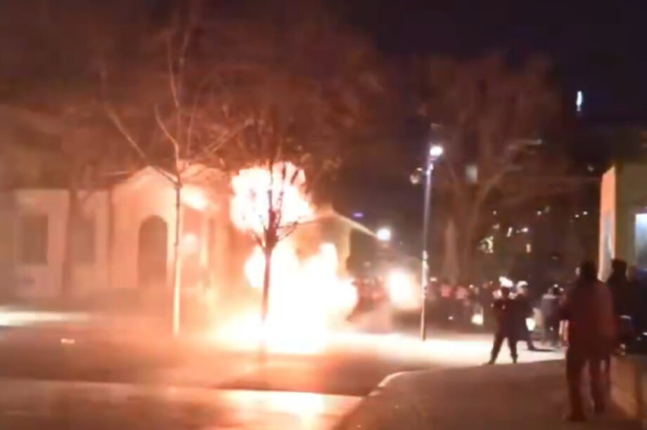 Αλβανία: Μολότοφ και συγκρούσεις με την αστυνομία σε διαμαρτυρία της αντιπολίτευσης (βίντεο)