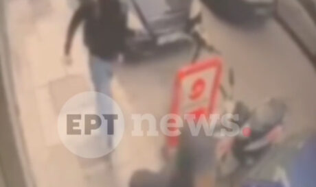 Καρέ καρέ η διαφυγή των δραστών που μαχαίρωσαν τον 17χρονο στον Άγιο Παντελεήμονα (βίντεο)