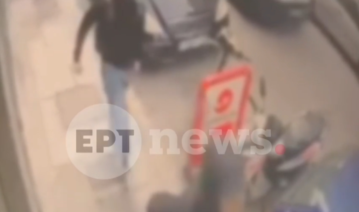 Καρέ καρέ η διαφυγή των δραστών που μαχαίρωσαν τον 17χρονο στον Άγιο Παντελεήμονα (βίντεο)