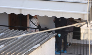 Θεσσαλονίκη: Πληθαίνουν τα ερωτήματα για τη γυναίκα που βρέθηκε νεκρή, ημίγυμνη και με ζώνη στον λαιμό (βίντεο)