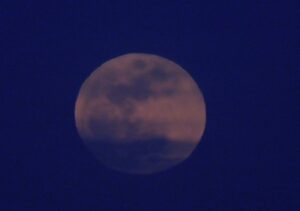 Φώτισε τον ουρανό το «Ματωμένο Φεγγάρι» στα Χανιά –  Δείτε τις εντυπωσιακές φωτογραφίες