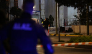 Ανείπωτος πόνος στον Άγιο Δημήτριο: Μητέρα κατέρρευσε στο σημείο που «χάθηκε» ο 25χρονος