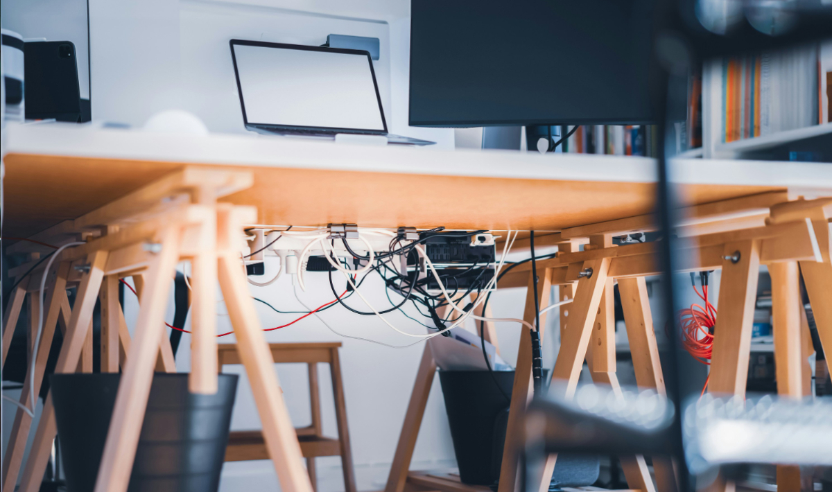 Αποζημίωση 20.000€ σε εργαζόμενη που είχε ατύχημα με τα… μπλεγμένα καλώδια του γραφείο!