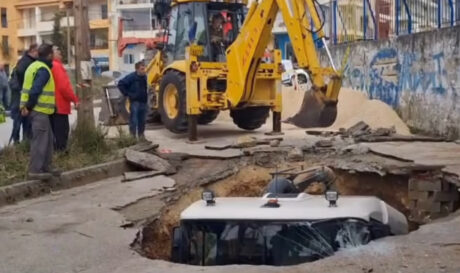 Ιωάννινα: Βρέθηκε υπόγεια «λίμνη» στο σημείο που άνοιξε η Γη και κατάπιε απορριμματοφόρο (βίντεο-φωτογραφίες)