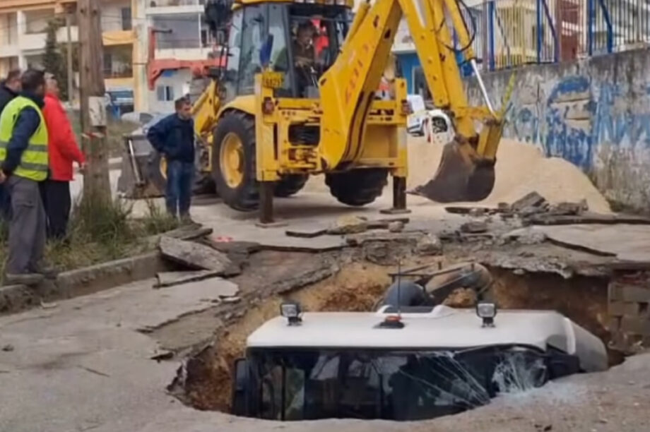 Ιωάννινα: Βρέθηκε υπόγεια «λίμνη» στο σημείο που άνοιξε η Γη και κατάπιε απορριμματοφόρο (βίντεο-φωτογραφίες)