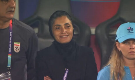 Η συμβολική κίνηση της εθνικής ομάδας ποδοσφαίρου γυναικών του Ιράν και η αντίδραση της προπονήτριας (βίντεο)