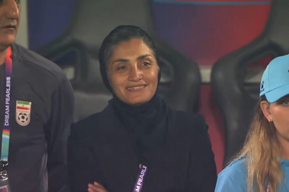 Η συμβολική κίνηση της εθνικής ομάδας ποδοσφαίρου γυναικών του Ιράν και η αντίδραση της προπονήτριας (βίντεο)