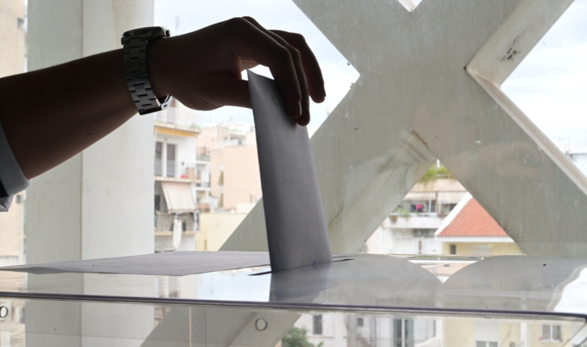 Δημοσκόπηση Opinion Poll για πρόθεση ψήφου, αλλά και την ανησυχία των Ελλήνων για τον πόλεμο στο Ιράν