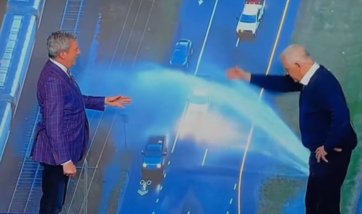 Το… άβολο καρέ που έφερε σε δύσκολη θέση παρουσιαστές εκπομπής (βίντεο)