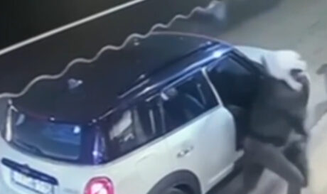 Καρέ καρέ η δράση ληστών που κλέβουν τσάντες από αυτοκίνητα παρουσία των οδηγών (βίντεο)