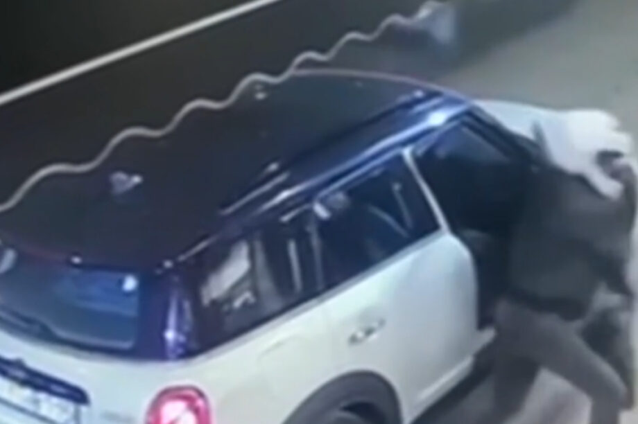 Καρέ καρέ η δράση ληστών που κλέβουν τσάντες από αυτοκίνητα παρουσία των οδηγών (βίντεο)