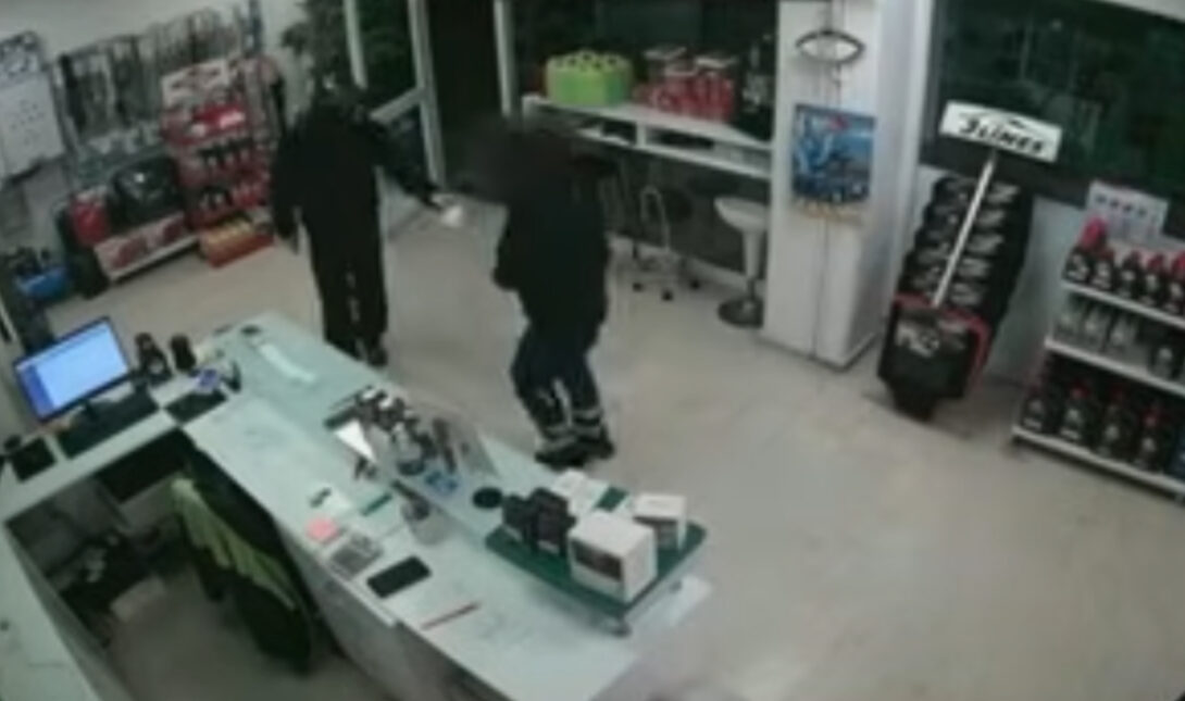 Αγρίνιο: Ληστής βενζινάδικου εξομολογήθηκε μετά την πράξη του και παραδόθηκε συνοδεία ιερέα (βίντεο)
