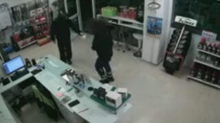 Αγρίνιο: Ληστής βενζινάδικου εξομολογήθηκε μετά την πράξη του και παραδόθηκε συνοδεία ιερέα (βίντεο)