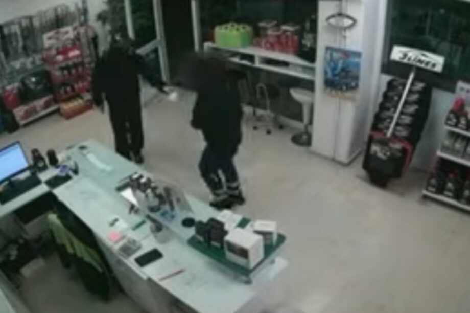 Αγρίνιο: Ληστής βενζινάδικου εξομολογήθηκε μετά την πράξη του και παραδόθηκε συνοδεία ιερέα (βίντεο)