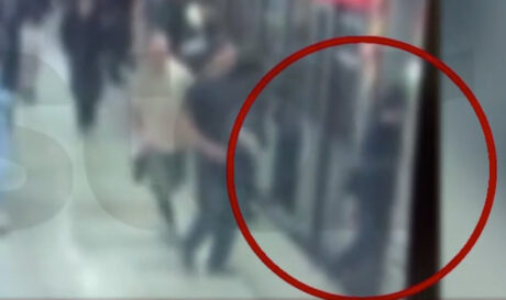 Νεαροί γαντζώθηκαν στον συρμό του μετρό της Αθήνας εν κινήσει για τέσσερις στάσεις! (βίντεο)