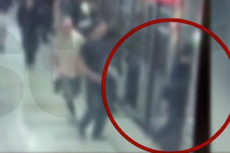 Νεαροί γαντζώθηκαν στον συρμό του μετρό της Αθήνας εν κινήσει για τέσσερις στάσεις! (βίντεο)