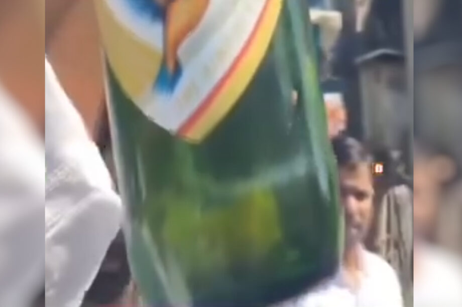 Πήγε να ανοίξει μπουκάλι μπύρας και βρήκε μέσα ένα... ψάρι! (βίντεο)