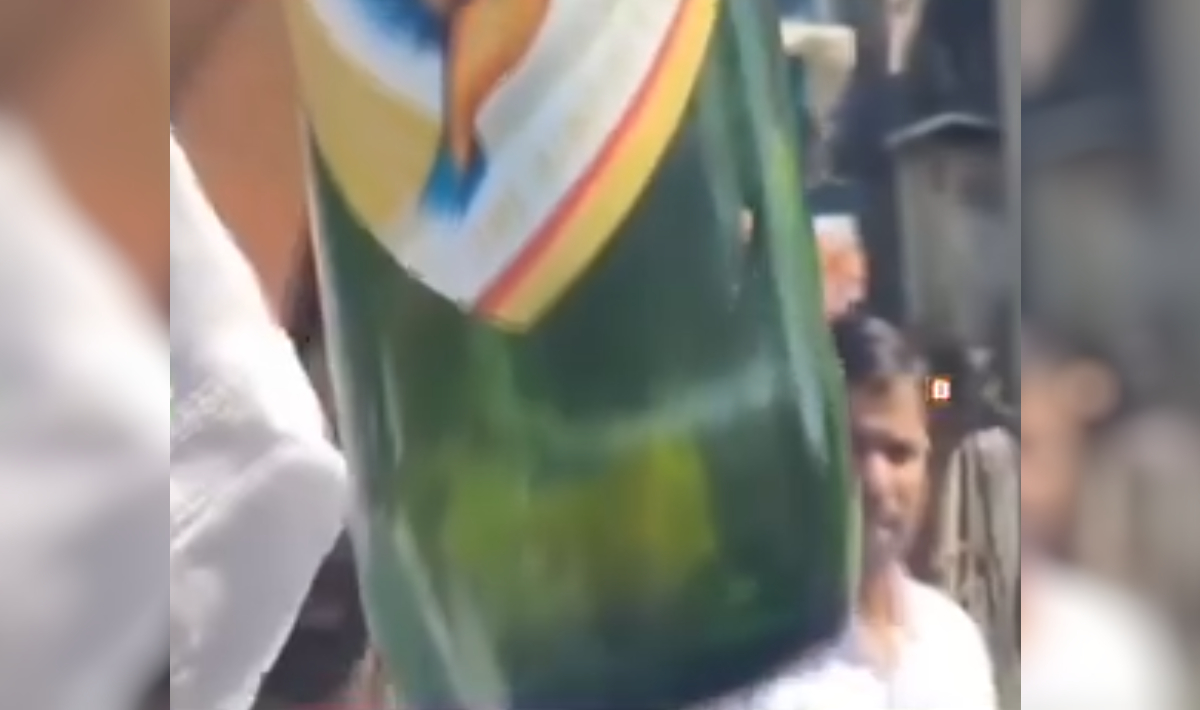 Πήγε να ανοίξει μπουκάλι μπύρας και βρήκε μέσα ένα... ψάρι! (βίντεο)