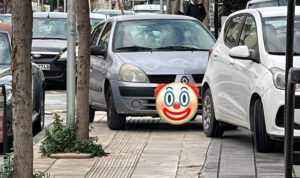 Ηράκλειο: Ασυνείδητος «έκλεισε» το πεζοδρόμιο με το όχημά του στη Χρυσοστόμου (φώτο)