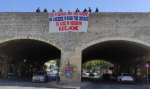 Ανάρτηση πανό στο Ηράκλειο: «ΕΞΩ Η ΕΛΛΑΔΑ ΑΠΟ ΤΗ ΣΦΑΓΗ» (βίντεο)