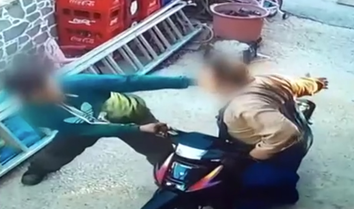 Σοκάρει η απολογία του 17χρονου πατροκτόνου: «Με τρυπούσε με κατσαβίδι και μου έκοψε το δάχτυλο με κλαρκ»