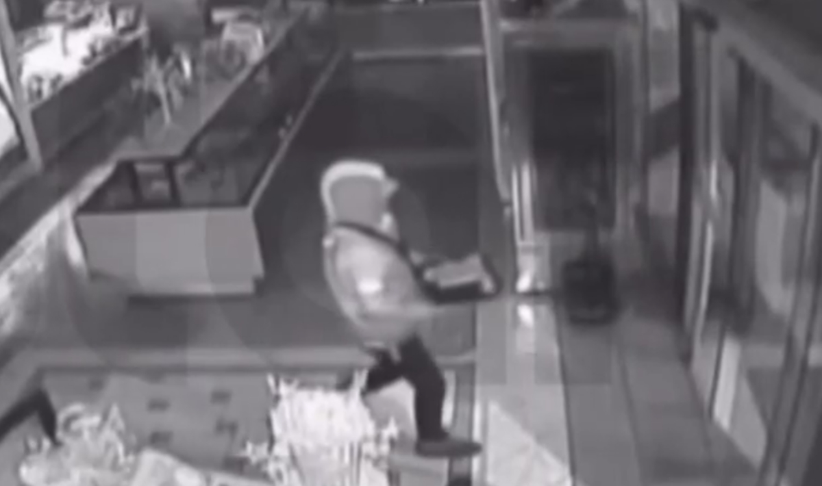 Διαρρήκτης άνοιξε φούρνο στο Κερατσίνι, βρήκε άδεια την ταμειακή και έφυγε με…γαλακτομπούρεκο (βίντεο)