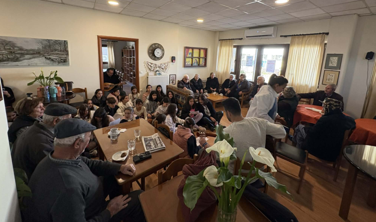 Μελωδική συνάντηση των παιδιών της χορωδίας του 2ου Δημοτικού Σχολείου Αρκαλοχωρίου με τα μέλη του ΚΑΠΗ Αρκαλοχωρίο