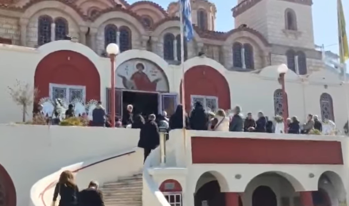 Ράγισαν καρδιές στην κηδεία του 25χρονου: «Τη μία μέρα τον είχα, την επόμενη τον έχασα» (βίντεο)