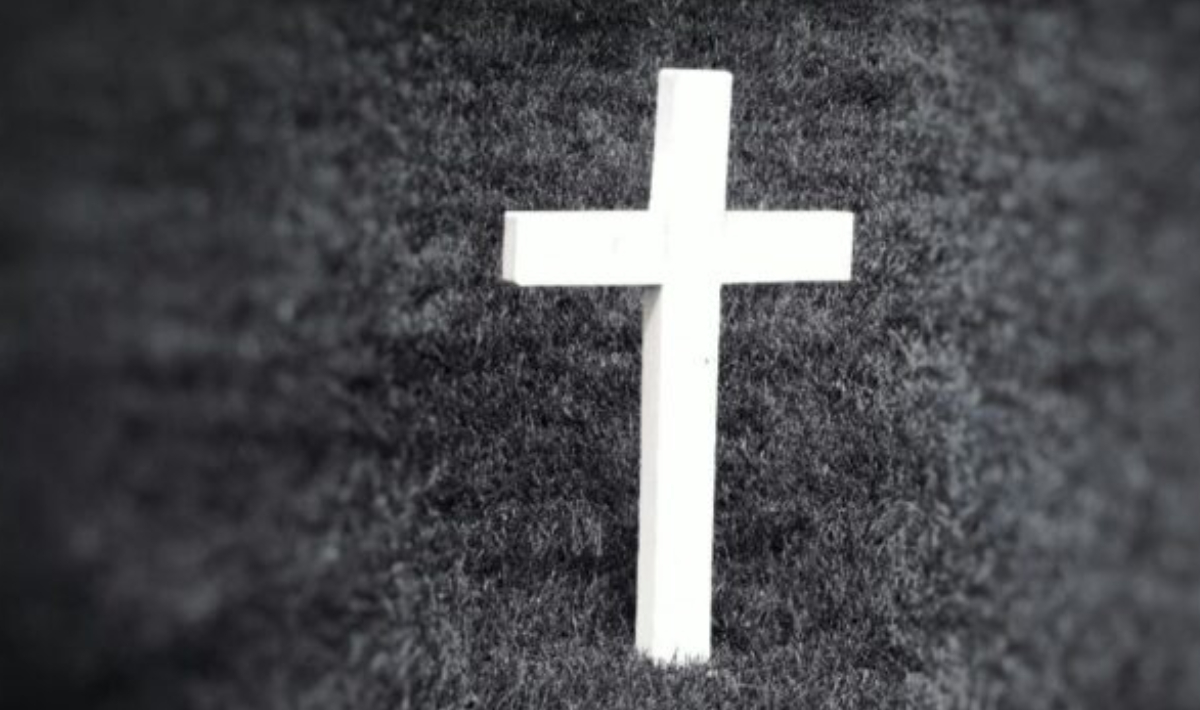 Απίστευτο! Άνοιξαν τάφο 46χρονου και βρήκαν μέσα ένα χειρουργικό ψαλίδι – Παρέμεινε στο σώμα του επί χρόνια