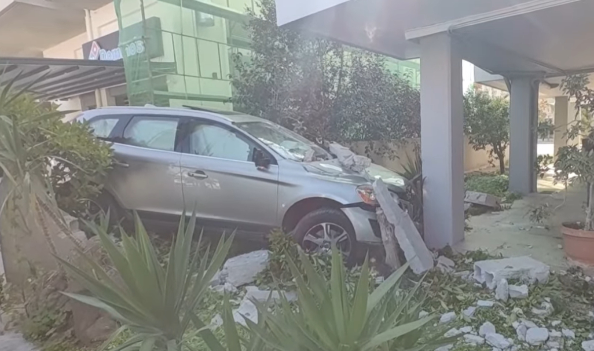 Τροχαίο στο Ναύπλιο: Αυτοκίνητο «καρφώθηκε» σε πολυκατοικία (Φωτο και βίντεο)