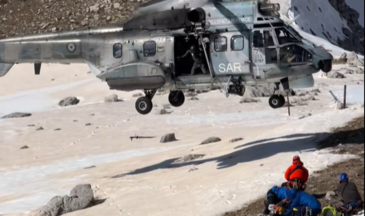 Δραματική διάσωση ορειβάτη που τραυματίστηκε στη Δρακόλιμνη Τύμφης – Δείτε βίντεο