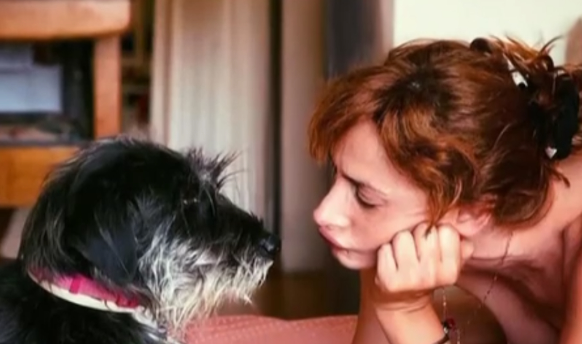 Μ. Κωνσταντάκη: «Ούρησα στην πάνα του σκύλου, για να μάθω τον σκύλο να ουρεί» (βίντεο)