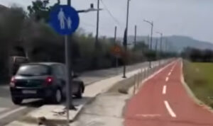 Σοβαρό τροχαίο στο Αγρίνιο: Εκσφενδονίστηκε σε χωράφι ο οδηγός του δίκυκλου (βίντεο)