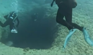 Πηγάδι του Διαβόλου: Το υποθαλάσσιο σπήλαιο στα Λιμανάκια Βουλιαγμένης που «καταπίνει» δύτες