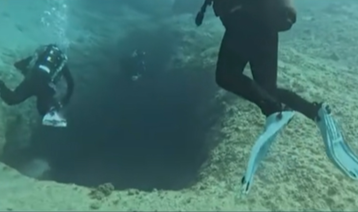 Πηγάδι του Διαβόλου: Το υποθαλάσσιο σπήλαιο στα Λιμανάκια Βουλιαγμένης που «καταπίνει» δύτες