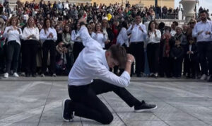 Νεαρός χόρεψε ζεϊμπέκικο στο Σύνταγμα και έγινε viral – Δείτε βίντεο