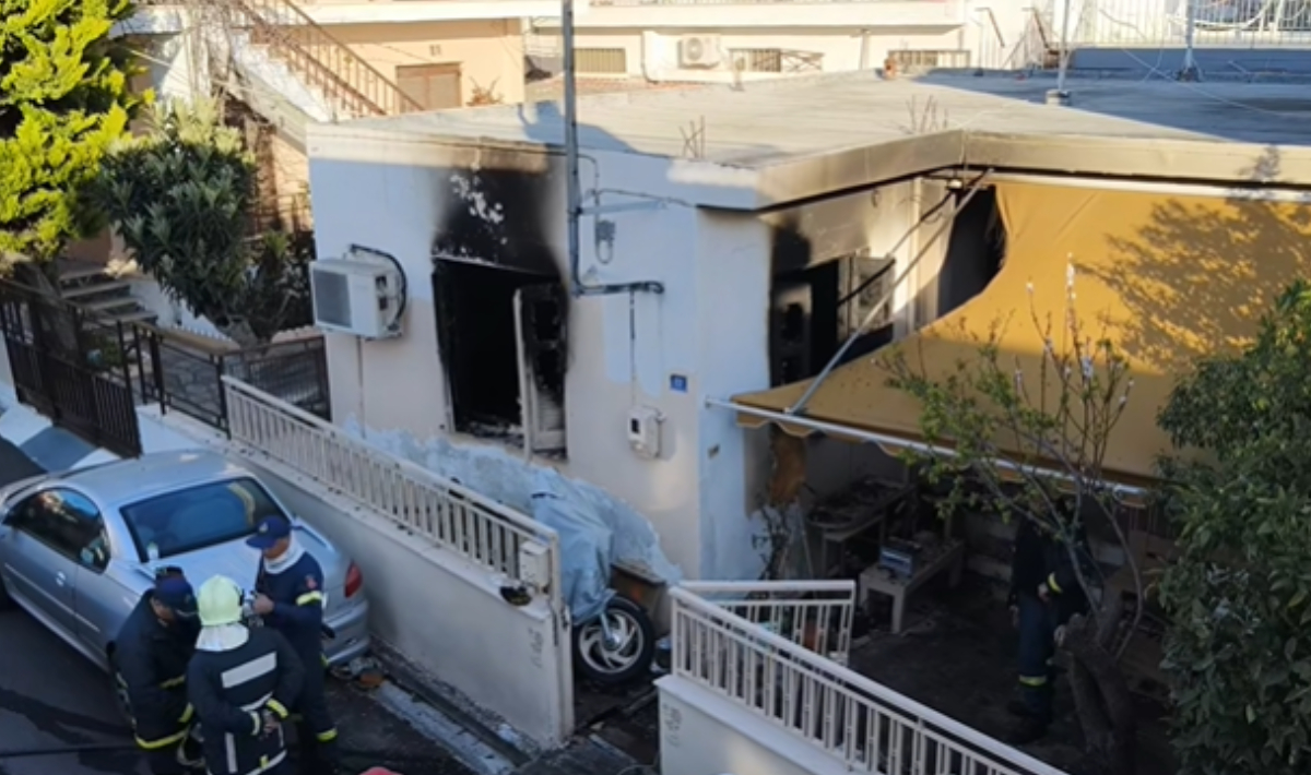 Με σοβαρά εγκαύματα στο κεφάλι και το πρόσωπο νοσηλεύεται ο 39χρονος που επιχείρησε να σώσει τη μητέρα και τη γιαγιά του από τις φλόγες