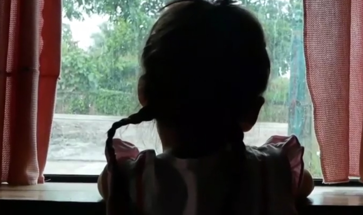 4χρονο κοριτσάκι περιπλανιόταν μόνο του στους δρόμους: «Δεν παραμελώ τα παιδιά μου, μόλις κατάλαβα τι έγινε τρελάθηκα», λέει η μητέρα της (βίντεο)