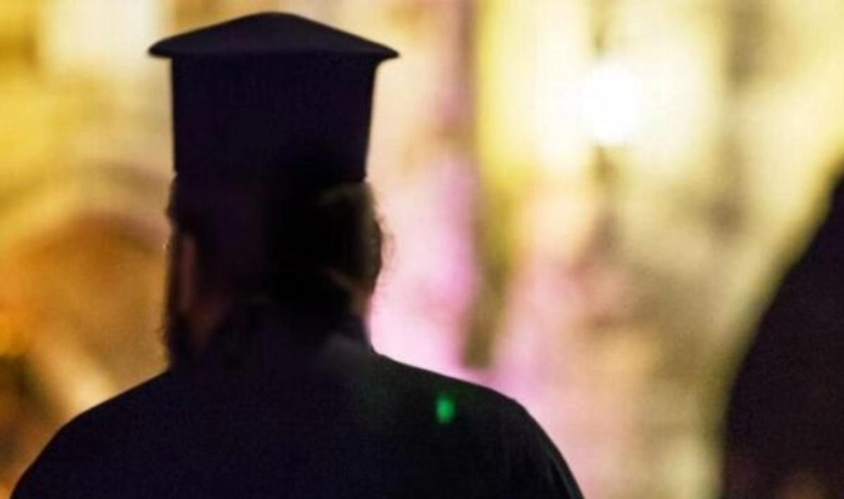 Τιμωρημένος προπονητής ντύθηκε… παπάς για να μπει στα αποδυτήρια της ομάδας του!