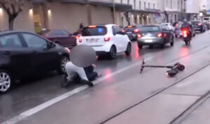 Πάτρα: Ατύχημα νεαρών με δικάβαλο ηλεκτρικό πατίνι σε… απευθείας μετάδοση (βίντεο)