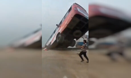 Μπαγκλαντές: 22 νεκροί από πτώση λεωφορείου σε ποτάμι ενώ προσπαθούσε να επιβιβαστεί σε πλοίο (βίντεο)