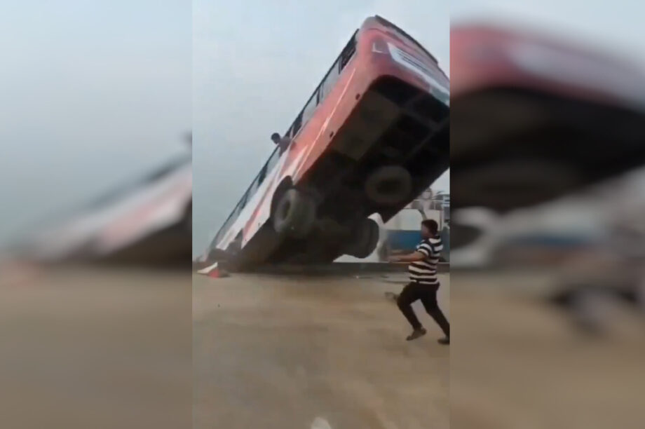 Μπαγκλαντές: 22 νεκροί από πτώση λεωφορείου σε ποτάμι ενώ προσπαθούσε να επιβιβαστεί σε πλοίο (βίντεο)