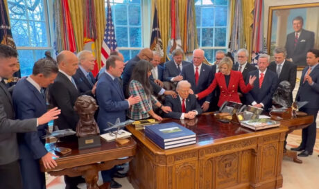 Προσευχή στον Λευκό Οίκο για... επιτυχία των ΗΠΑ στον πόλεμο με το Ιράν!