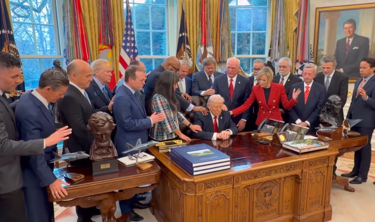 Προσευχή στον Λευκό Οίκο για… επιτυχία των ΗΠΑ στον πόλεμο με το Ιράν! (βίντεο)