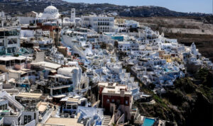 Κατολισθήσεις έκλεισαν το λιμάνι της Σαντορίνης (βίντεο)