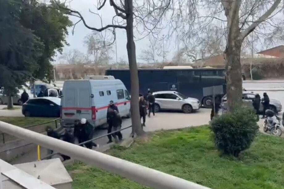 Στο Δικαστικό Μέγαρο εκ νέου οι συλληφθέντες για την επίθεση εις βάρος δημοσιογράφων στο γήπεδο της Τούμπας (βίντεο)