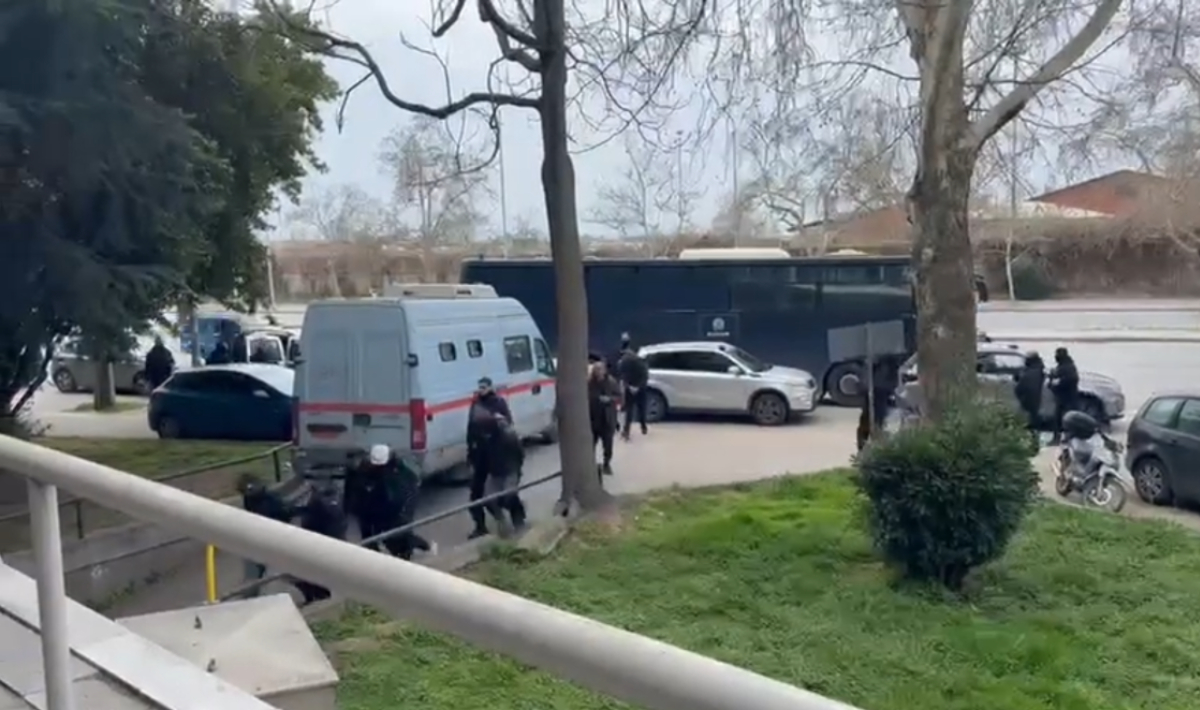 Στο Δικαστικό Μέγαρο εκ νέου οι συλληφθέντες για την επίθεση εις βάρος δημοσιογράφων στο γήπεδο της Τούμπας (βίντεο)